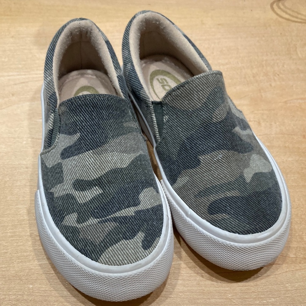 Slip on camo canvas sneakers